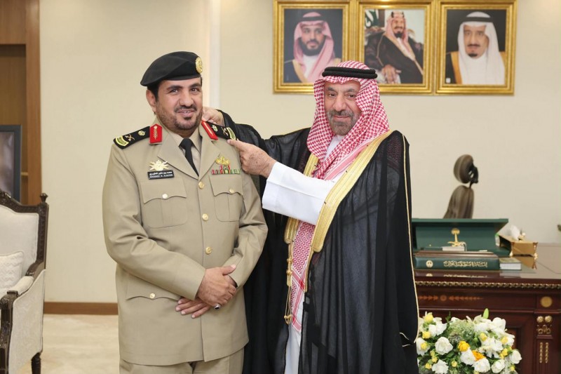 أمير نجران يُوشّح قائد أمن المنشآت رتبة لواء