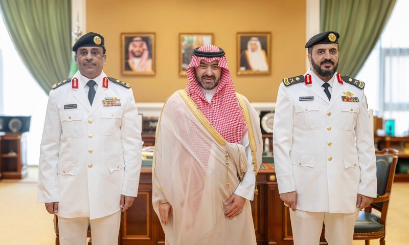 نائب أمير تبوك يقلد اللواء حمود العنزي رتبته الجديدة