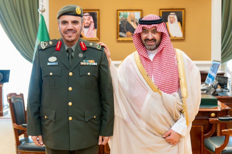 نائب أمير تبوك يُقلّد مدير الجوازات بالمنطقة رتبته الجديدة