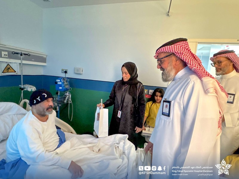 قيادات التخصصي بالدمام يعايدون المرضى المنومين