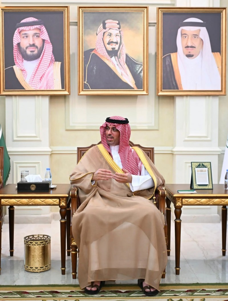 محافظ جدة يستقبل المهنئين بعيد الأضحى ويبادلهم التهاني