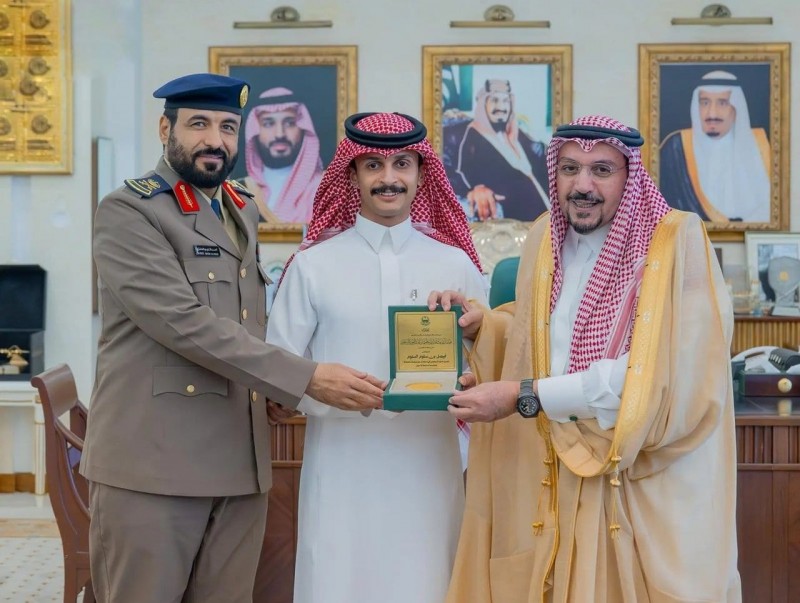 أمير القصيم يكرّم مواطنًا لموقف بطولي