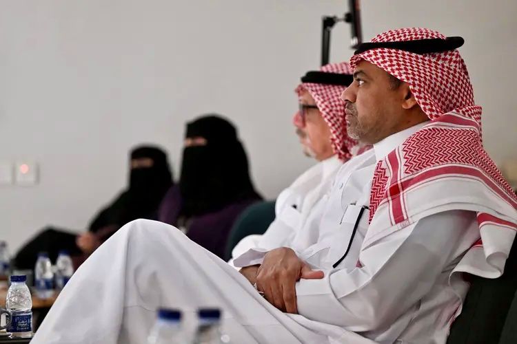 “القراءة الأدبية بين الاستشفاء ونجاة الذات” في المقهى الثقافي بتبوك