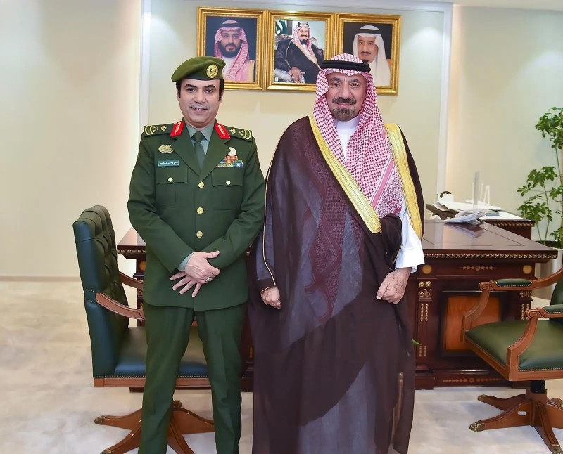 أمير نجران يقلّد مدير جوازات المنطقة رتبته الجديدة ويشيد بجهود القطاع