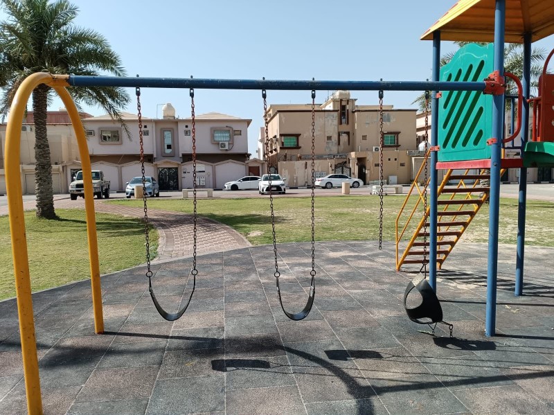 بلدية رأس تنورة تنفذ أعمال صيانة ودهان ألعاب الأطفال في الحدائق العامة
