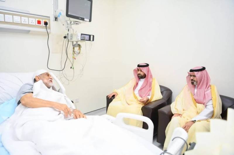 أمير جازان ونائبه يطمئنان على شيخ شمل ضمد