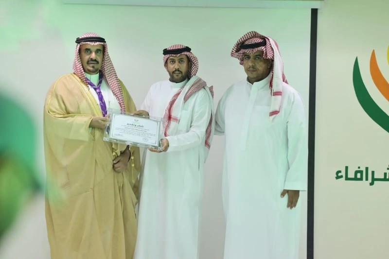 محافظ وادي الدواسر يكرّم المشاركين في معسكرات الخدمة العامة للحج