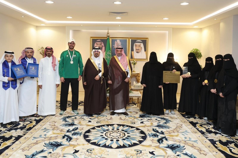 أمير نجران يكرّم المتميزين ويشيد بإنجازات تعليم المنطقة