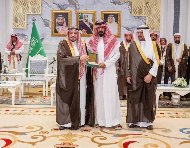 أمير القصيم يكرّم محمد العرماني تقديرًا لتبرعه بأعضاء طفله وإنقاذ أربعة مرضى
