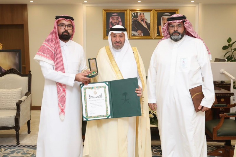 أمير نجران يسلّم متبرعين بالكلى وسام الملك عبدالعزيز