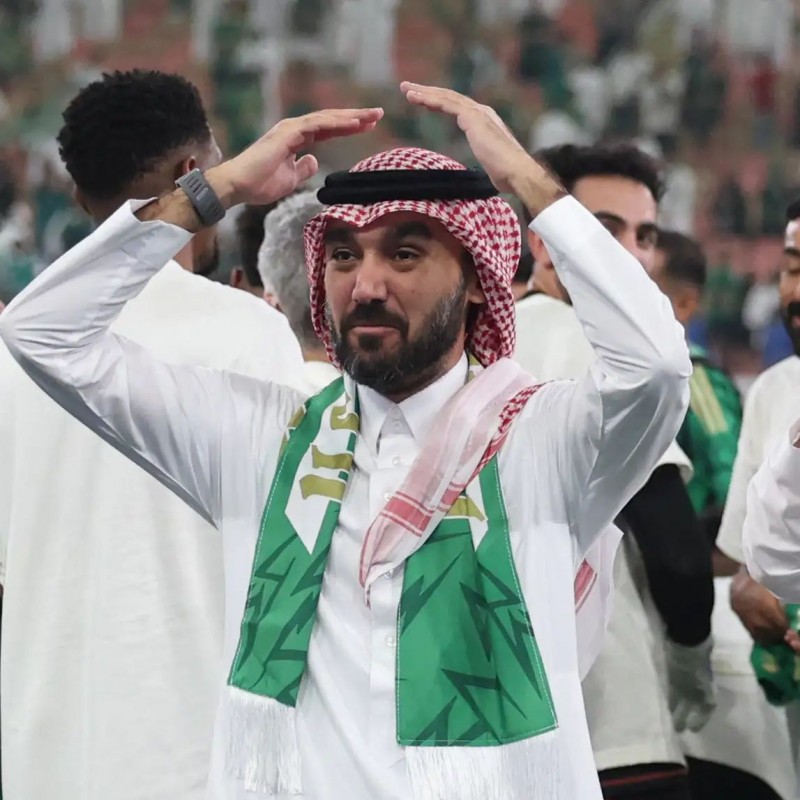 وزير الرياضة يحفز لاعبي السعودية.. ويستعرض مهاراته!
