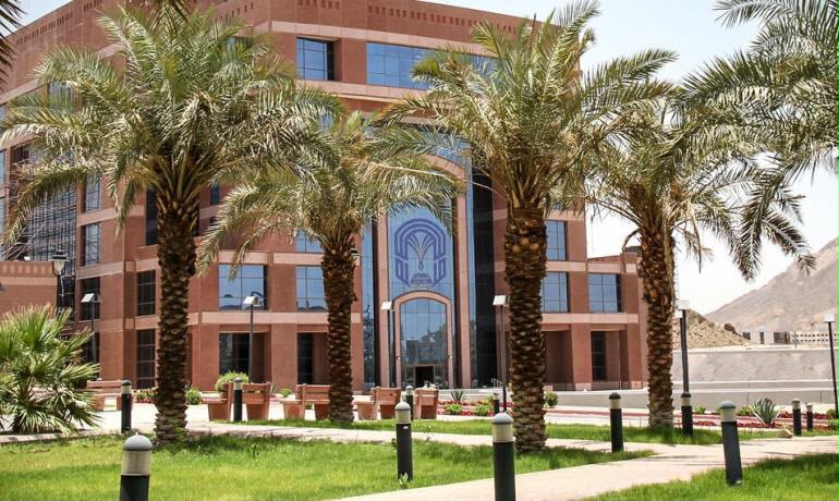 جامعة طيبة والتخصصي يبرمان اتفاقية لتعزيز البحث والتدريب الصحي