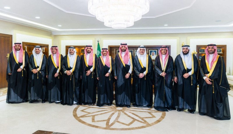 نائب أمير الشرقية يتسلم التقرير السنوي لأداء مطارات الدمام لعام 2025