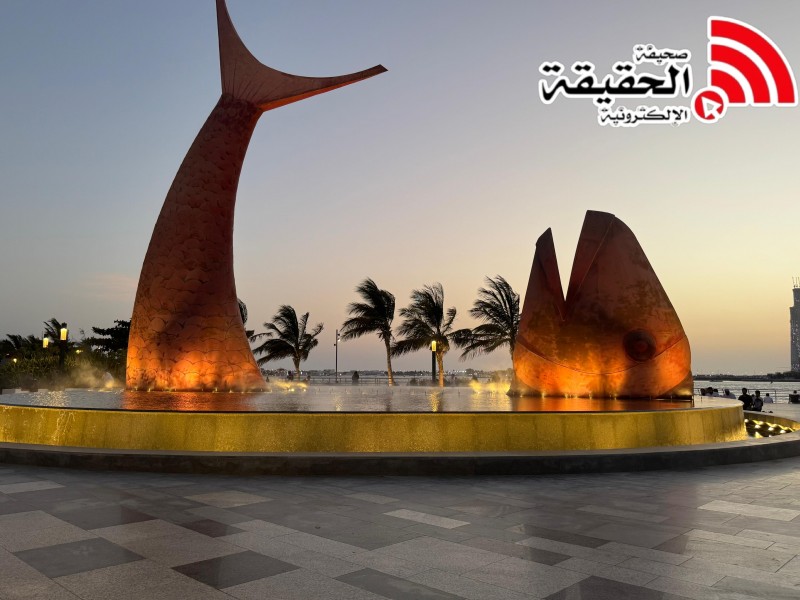 مجسم السمكة.. أيقونة الفرح على واجهة أبحر البحرية