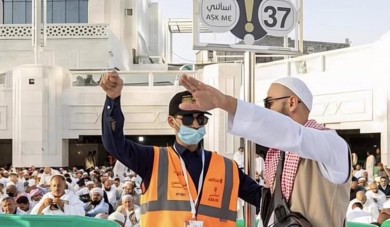 الفرق الراجلة  تواصل خدمة زوار الحرمين.