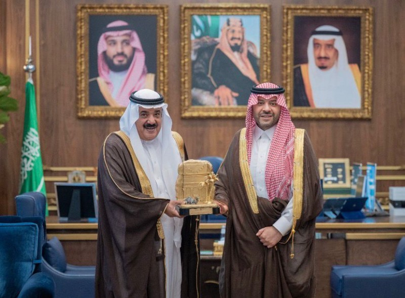 أمير الحدود الشمالية يطّلع على مبادرات مركز الملك عبدالعزيز للتواصل الحضاري