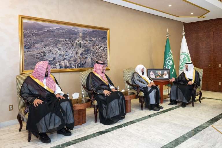 نائب أمير مكة يتسلّم التقرير السنوي لرئاسة الشؤون الدينية