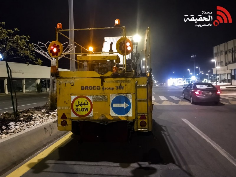 بلدية بحر أبو سكينة تنفذ أعمال الكنس الآلي بالشوارع والطرق الفرعية