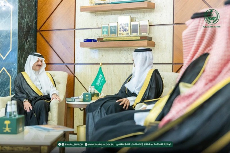 أمير الشرقية يتسلم التقرير السنوي لفرع النقل والخدمات اللوجستية بالمنطقة