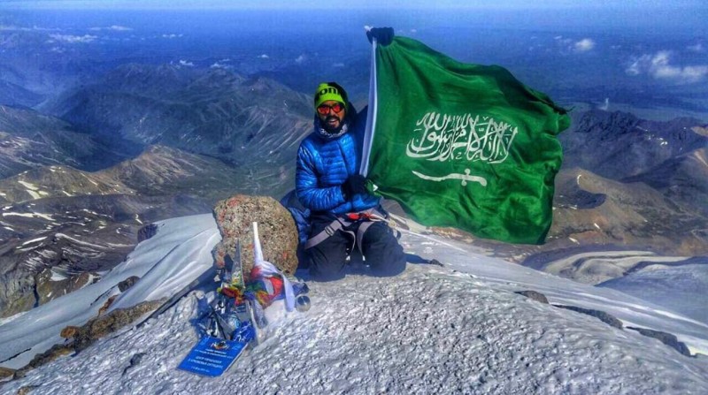 نايف بن فايع الخلف.. رحلة شغف من جبال رجال ألمع إلى القمم العالمية