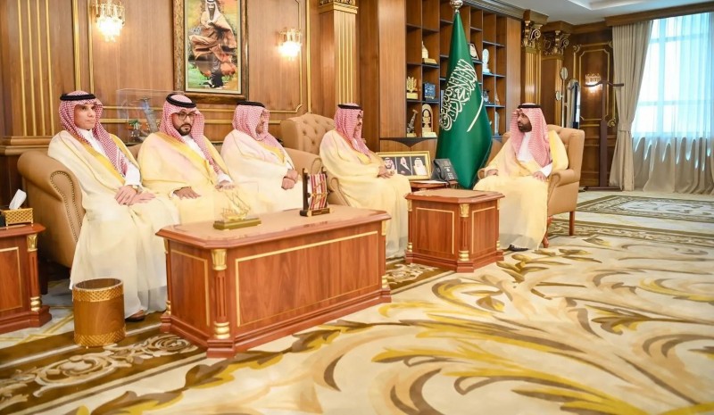 أمير جازان يستقبل رئيس اللجنة الوطنية للجان العمالية