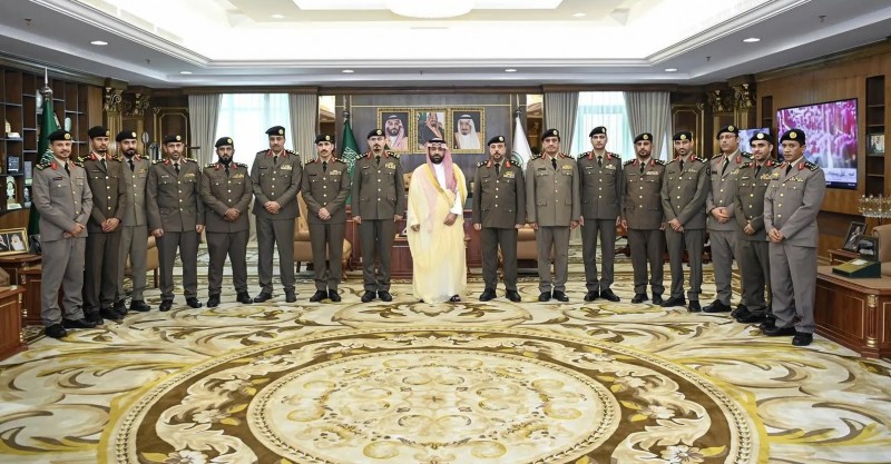 أمير جازان يقلّد عددًا من القيادات الأمنية رتبهم الجديدة