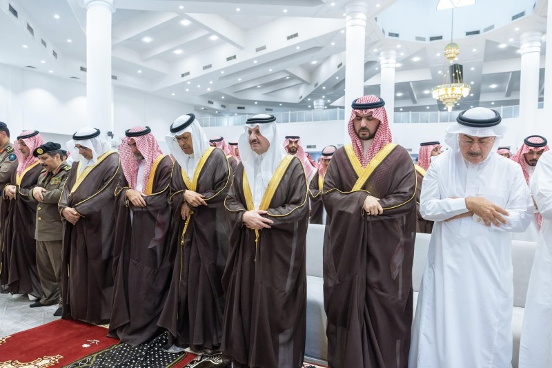 أمير الشرقية يؤدي صلاة الميت على شهداء حادث سقوط مروحية أرامكو