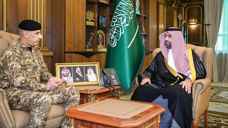 أمير جازان يطّلع على جهود المجاهدين ويؤكد أهمية تعزيز التكامل الأمني