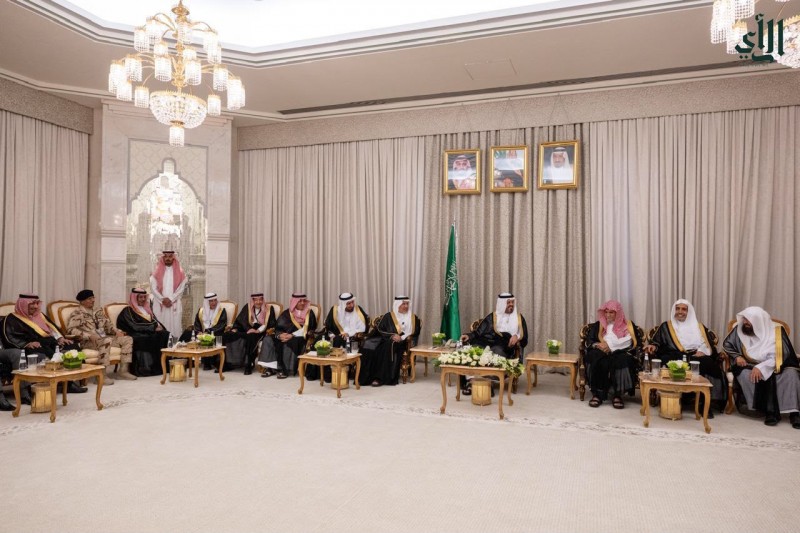 نائب أمير مكة يستقبل أصحاب المعالي والفضيلة قبيل غسل الكعبة