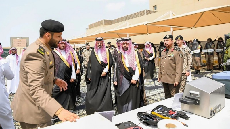أمير جازان يتفقد مقر شرطة المنطقة