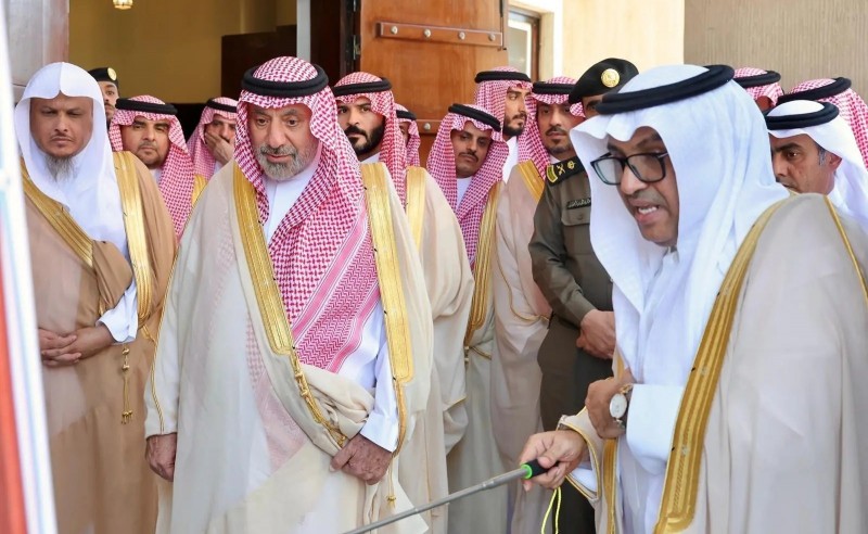 أمير نجران يتابع تطوير حي أبا السعود ويشيد بتأهيل مسجد الزبير