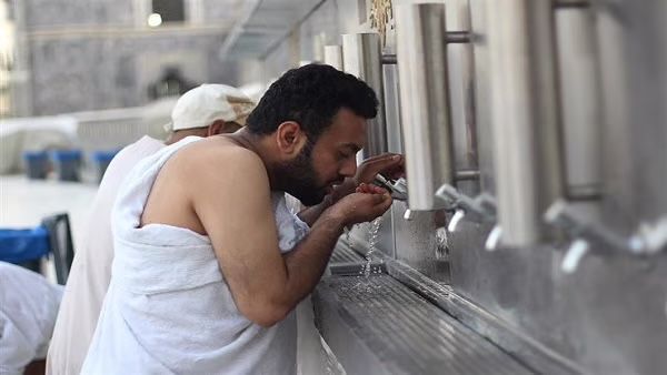 وزارة الحج والعمرة تدعو للالتزام بآداب الشرب من ماء زمزم