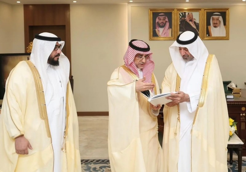 أمير نجران يطلع على التقرير السنوي لجامعة نجران