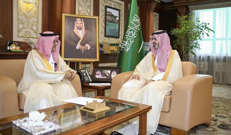 نائب أمير جازان يطلع على التقرير السنوي لفرع وزارة التجارة