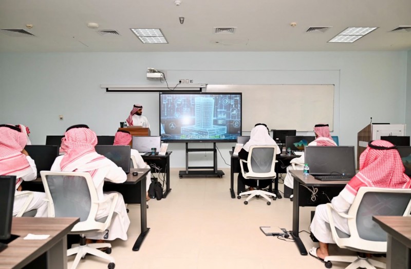تنمية مهارات الطلبة في الذكاء الاصطناعي عبر معسكر ابتكار الحلول الذكية بجامعة جازان