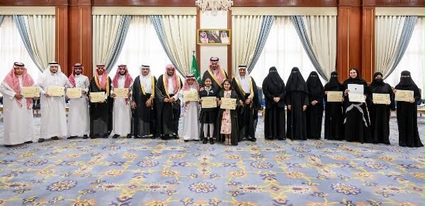 أمير المدينة يكرّم الفائزين بجائزة المواطنة وصيتاثون
