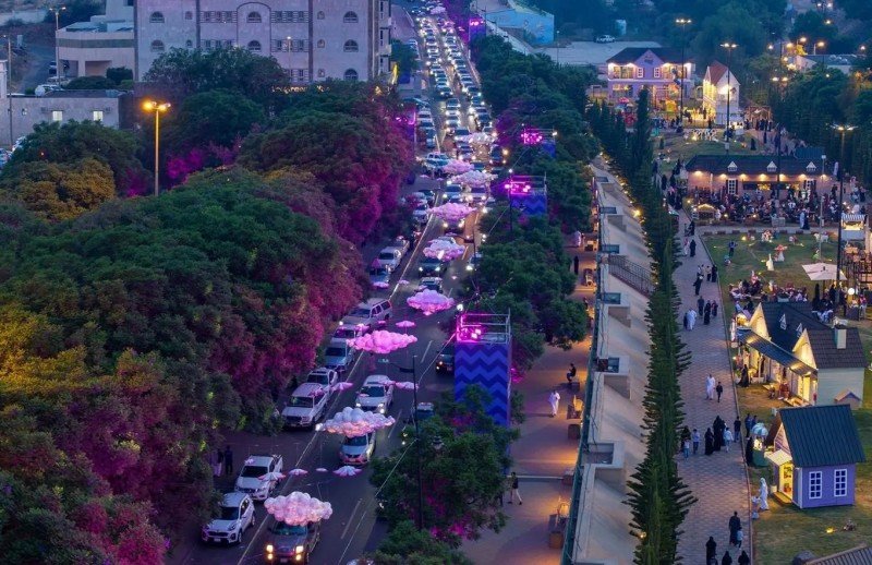 شارع الفن في أبها يستقطب الزوار ويزدهر بحراك صيف عسير 2026 شارع الفن في أبها يستقطب الزوار ويزدهر بحراك صيف عسير 2026