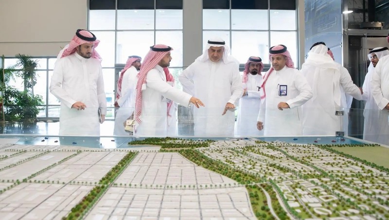 الدبيخي يطلع على فرص جازان الاستثمارية