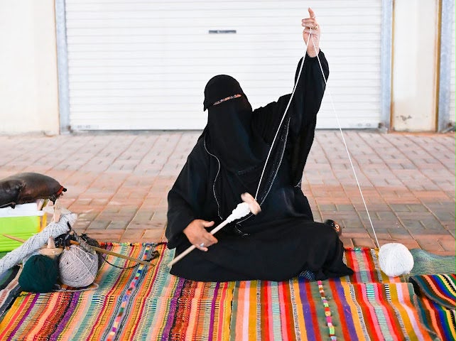 ركن المغزل التراثي بطريف يستقطب زوار مهرجان سوق المزارعين