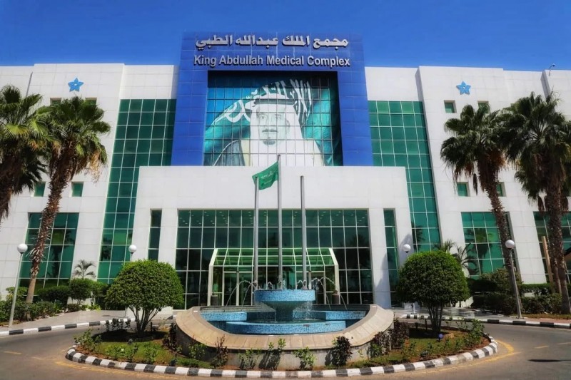 مجمع الملك عبدالله الطبي ينقذ شابًا بجراحة عاجلة