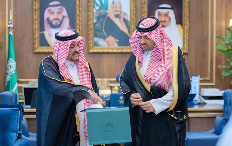 أمير الحدود الشمالية يتسلّم المنهجية الإستراتيجية لأمانة المنطقة