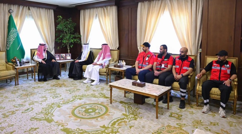 نائب أمير عسير يطلع على استعدادات الهلال الأحمر لصيف 2026