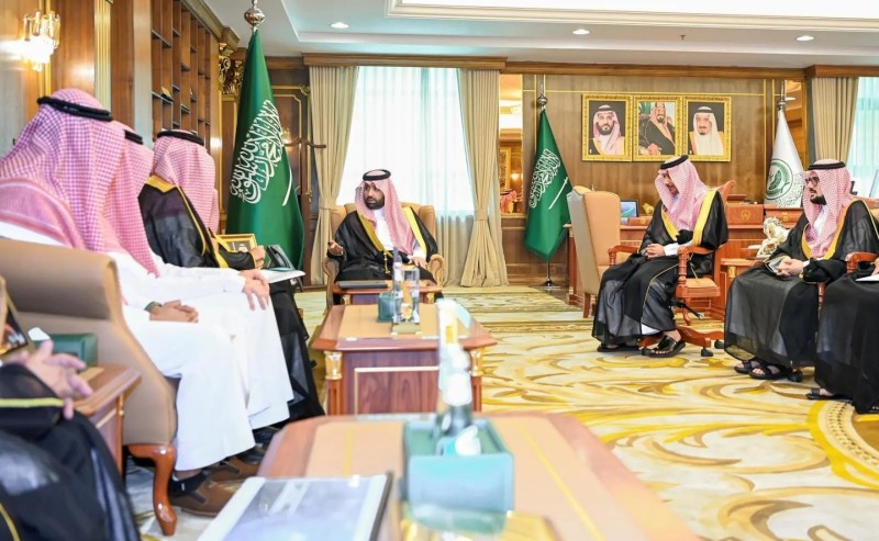 أمير جازان يتابع مشروع المطار الجديد ويطلع على التقرير السنوي