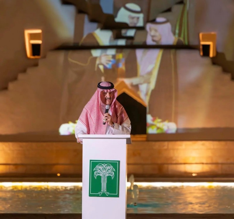 سلطان بن سلمان يكرم الدكتور صالح لمعي