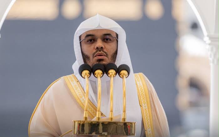 إمام المسجد الحرام: غض البصر يحفظ الدين ويزكي القلوب