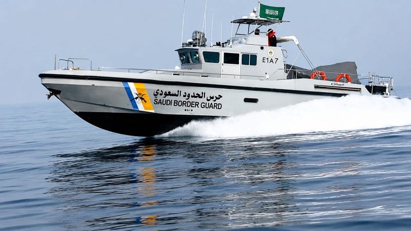 حرس الحدود ينقذ مواطنين و3 مقيمين بعد تعطل واسطتهم البحرية في جدة