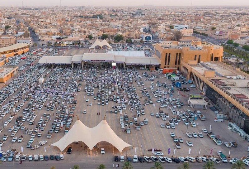 شاشة رقمية ترصد أسعار تمور كرنفال بريدة لحظيًا