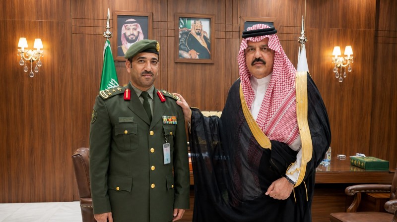 أمير حائل يقلّد مدير الجوازات رتبته الجديدة أمير حائل يقلّد مدير الجوازات رتبته الجديدة