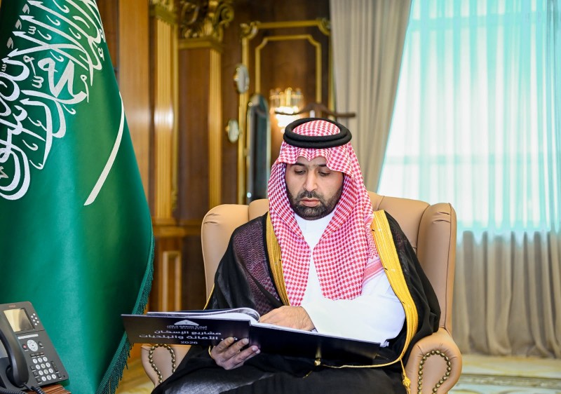 أمير جازان يطّلع على مشاريع الإسكان بالمنطقة