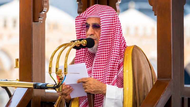 خطيب المسجد الحرام يحذر من التعلق بالمنجمين وأبراج الحظ